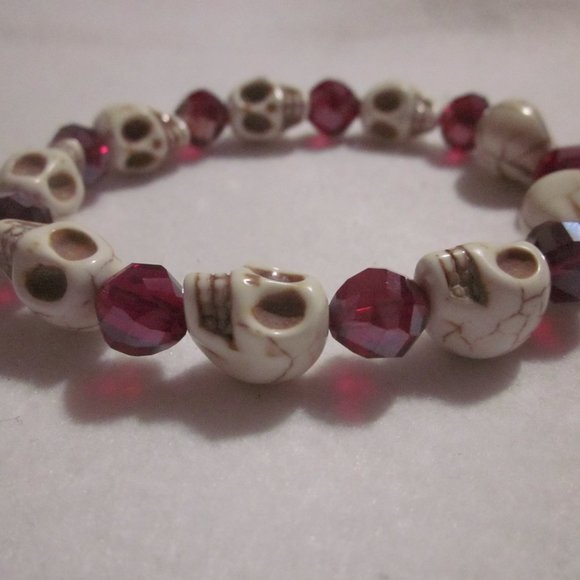 Garnet and Skull Stretch Bracelet. - Picture 3 of 3